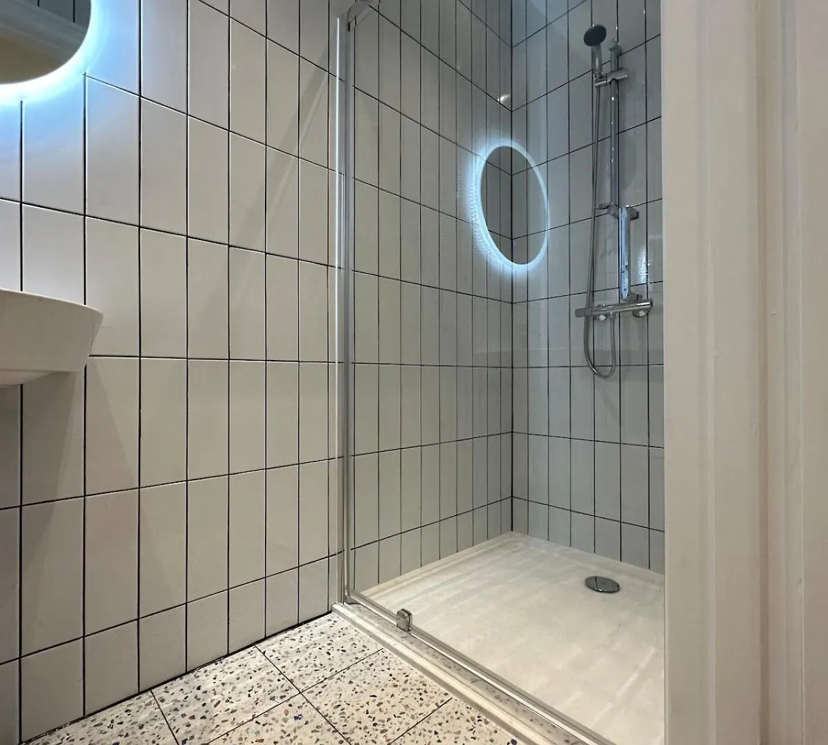 Stylish 4Br Home, 2 Bathrooms Ilford Holiday home