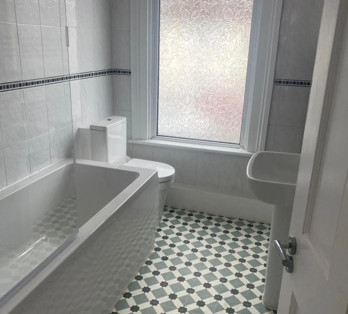 Stylish 4Br Home, 2 Bathrooms Ilford